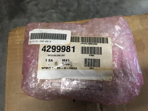 York Electrical Dome Light, Switch Box  P/N:44299981Model: 1299981 NSN: 6110-01-566-9819